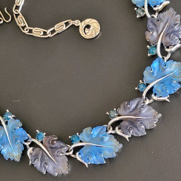 Vintage Lisner Shades of Blue Molded Glass Oak Leaves and Rhinestone Necklace - Picture 7 of 10